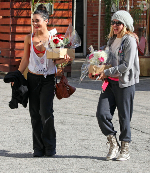 Vanessa Hudgens et Ashley Tisdale sortent d'un studio de danse, des fleurs dans les mains, à Los Angeles, le 2 février 2012