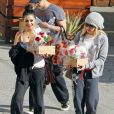 Vanessa Hudgens et Ashley Tisdale sortent d'un studio de danse, des fleurs dans les mains, à Los Angeles, le 2 février 2012 