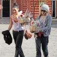 Vanessa Hudgens et Ashley Tisdale sortent d'un studio de danse, des fleurs dans les mains, à Los Angeles, le 2 février 2012 