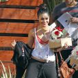 Vanessa Hudgens sort d'un studio de danse, des fleurs dans les mains, à Los Angeles, le 2 février 2012