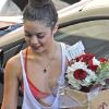 Vanessa Hudgens sort d'un studio de danse, des fleurs dans les mains, à Los Angeles, le 2 février 2012