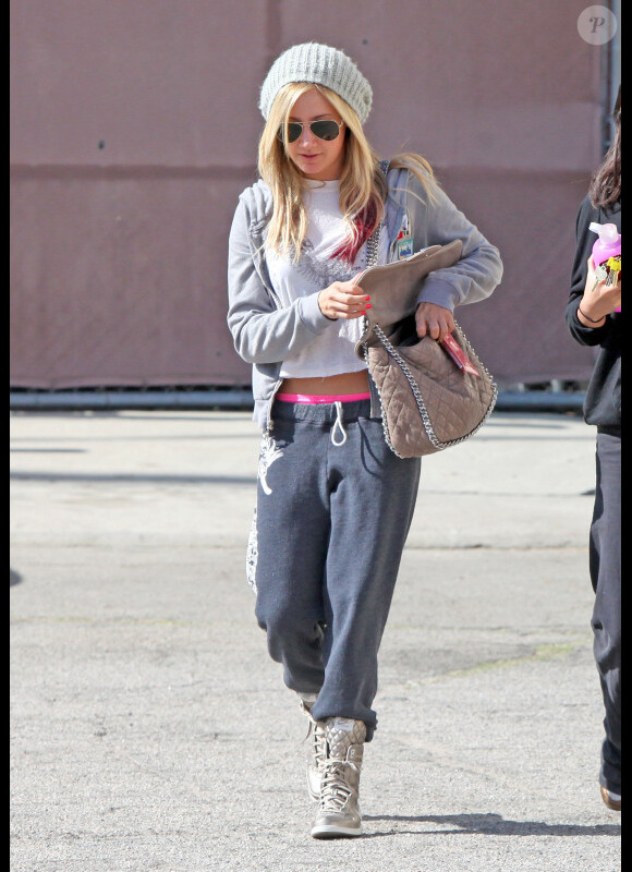 Ashley Tisdale sort d'un studio de danse, à Los Angeles, le 2 février 2012