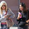 Vanessa Hudgens et Ashley Tisdale sortent d'un studio de danse, à Los Angeles, le 2 février 2012