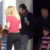 Britney Spears, entourée de ses enfants Sean Preston et Jayden James, de sa maman Lynne et de son fiancé Jason, à Los Angeles, le 29 janvier 2012.