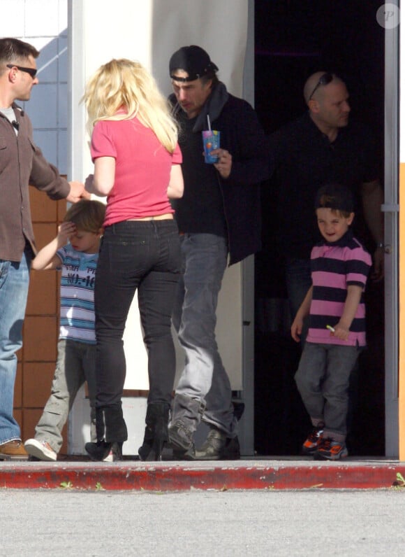 Britney Spears, entourée de ses enfants Sean Preston et Jayden James, de sa maman Lynne et de son fiancé Jason, à Los Angeles, le 29 janvier 2012.