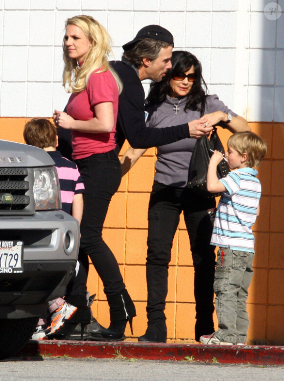 Britney Spears, bien entourée de ses enfants Sean Preston et Jayden James, de sa maman Lynne et de son chéri Jason, à Los Angeles, le 29 janvier 2012.