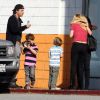 La chanteuse Britney Spears, entourée de ses enfants Sean Preston et Jayden James, de sa maman Lynne et de son chéri Jason, à Los Angeles, le 29 janvier 2012.