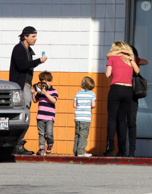 La chanteuse Britney Spears, entourée de ses enfants Sean Preston et Jayden James, de sa maman Lynne et de son chéri Jason, à Los Angeles, le 29 janvier 2012.