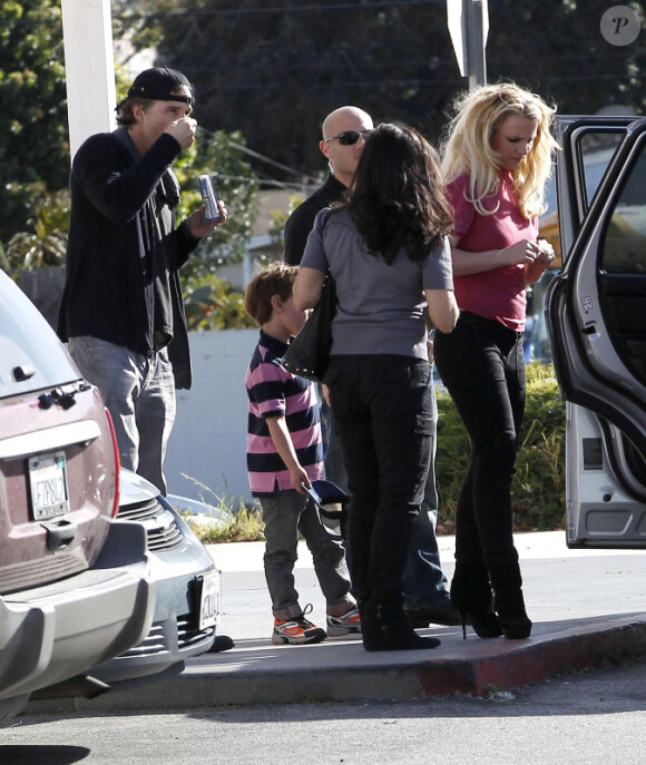 Britney Spears, entourée de ses enfants Sean Preston et Jayden James, de sa maman Lynne et de son chéri Jason, à Los Angeles, le 29 janvier 2012.