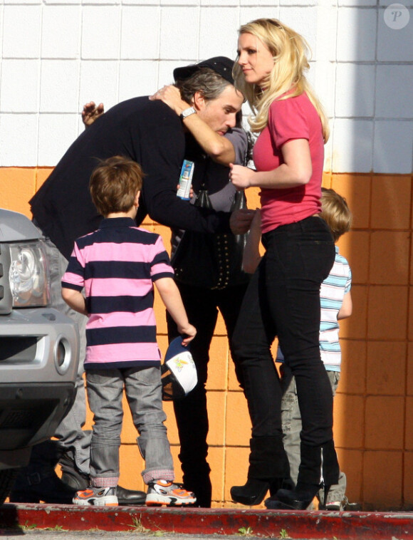 Britney Spears avec ses enfants Sean Preston et Jayden James, de sa maman Lynne et de son chéri Jason, à Los Angeles, le 29 janvier 2012.