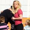 Britney Spears, entourée de ses enfants Sean Preston et Jayden James, de sa maman Lynne et de son chéri Jason, à Los Angeles, le 29 janvier 2012.