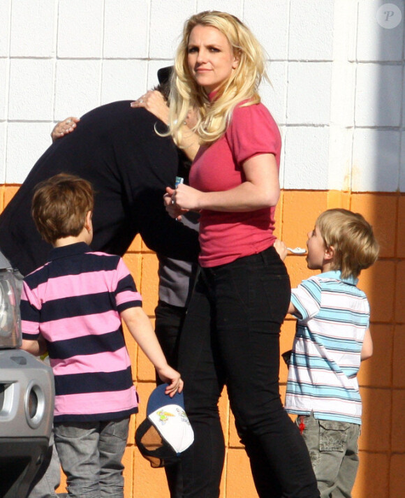 Britney Spears, entourée de ses enfants Sean Preston et Jayden James, de sa maman Lynne et de son chéri Jason, à Los Angeles, le 29 janvier 2012.