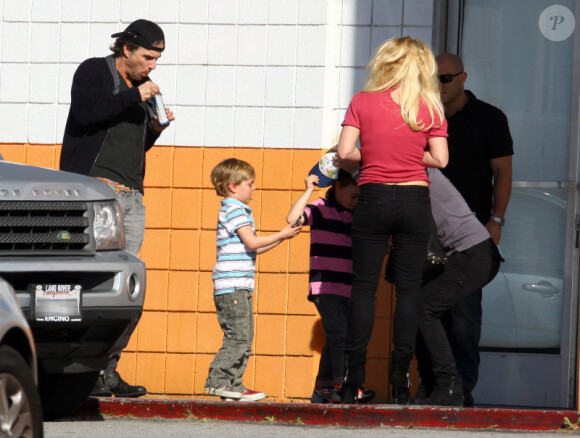 Britney Spears, entourée de ses enfants Sean Preston et Jayden James, de sa maman Lynne et de son chéri Jason, à Los Angeles, le 29 janvier 2012.