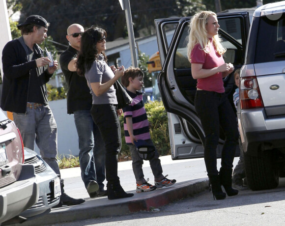 Britney Spears, entourée de ses enfants Sean Preston et Jayden James, de sa maman Lynne et de son chéri Jason, à Los Angeles, le 29 janvier 2012.