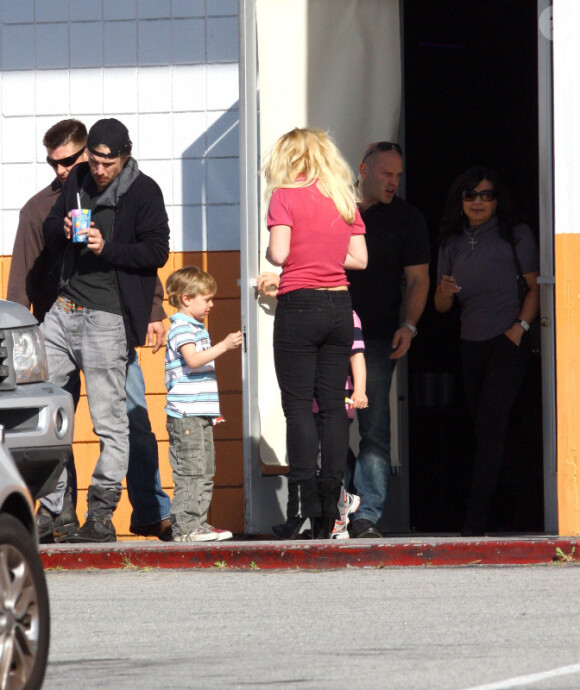 Britney Spears, entourée de ses enfants Sean Preston et Jayden James, de sa maman Lynne et de son chéri Jason, à Los Angeles, le 29 janvier 2012.