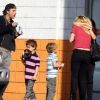 Britney Spears, entourée de ses enfants Sean Preston et Jayden James, de sa maman Lynne et de son chéri Jason, à Los Angeles, le 29 janvier 2012.