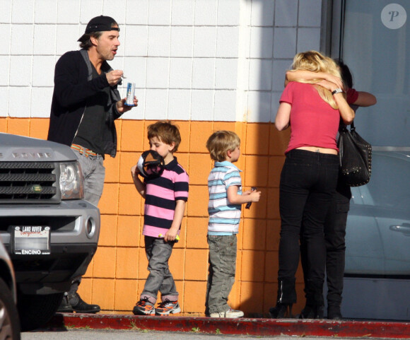 Britney Spears, entourée de ses enfants Sean Preston et Jayden James, de sa maman Lynne et de son chéri Jason, à Los Angeles, le 29 janvier 2012.