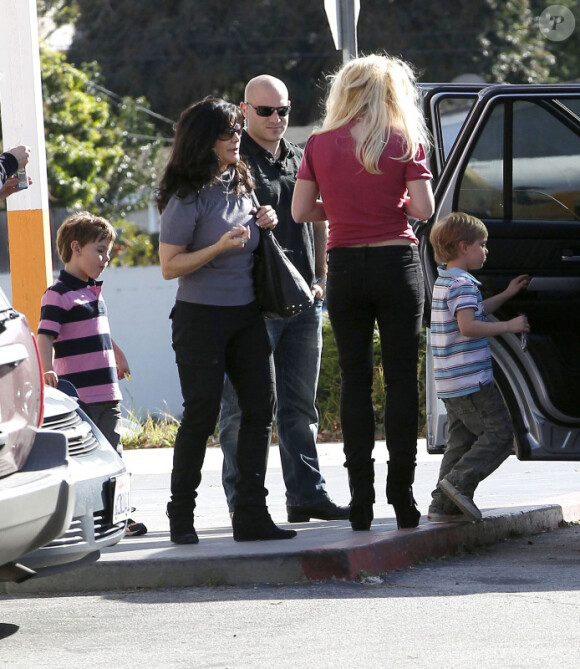 Britney Spears, entourée de ses enfants Sean Preston et Jayden James, et de  sa maman Lynne, à Los Angeles, le 29 janvier  2012.