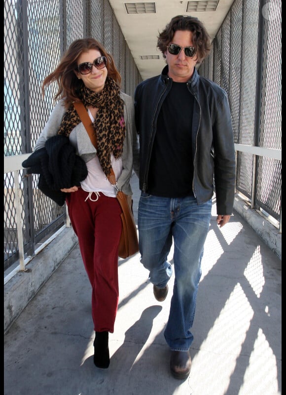 Kate Walsh et son amoureux Chris Case, à l'aéroport de Los Angeles, le 4 février 2012