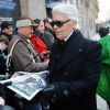 Karl Lagerfeld distribue des exemplaires du magazine Métro à Paris, le 7 février 2012.