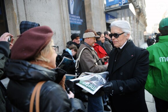 Karl Lagerfeld distribue des exemplaires du magazine Métro à Paris, le 7 février 2012.