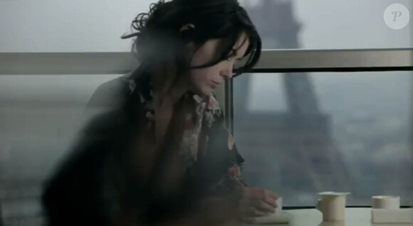 La comédienne Marine Renoir dans le clip de Mens-moi, single de Merwan Rim extrait de son album à paraître le 12 mars 2012, L'Echappée.