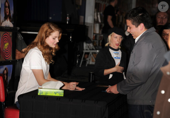 Lana Del Rey : accessible et souriante après sa prestation à l'In-Store chez Amoeba Records à Hollywood le 7 février 2012