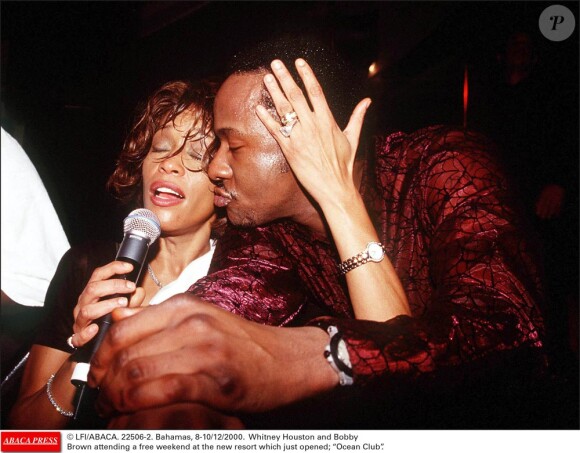 Whitney Houston et Bobby Brown, amoureux aux Bahamas en décembre 2000.