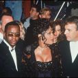 Whitney Houston, Bobby Brown et Kevin Costner en 1992