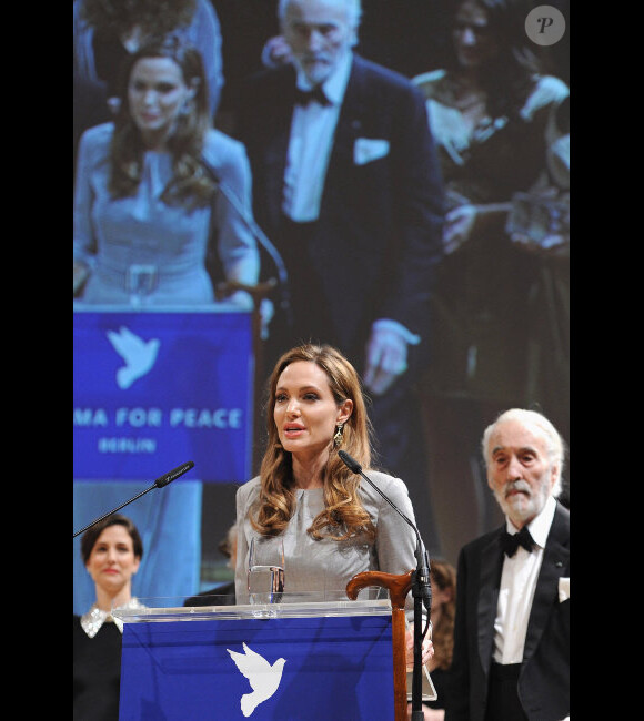 Angelina Jolie lors du gala Cinema for Peace, dans le cadre du festival de Berlin, le 13 février 2012