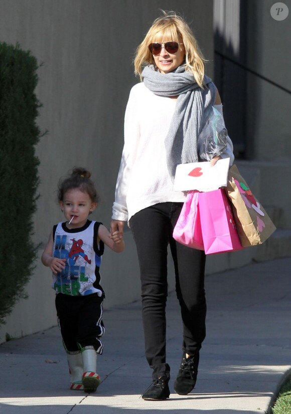 Nicole Richie a les bras chargés de cartes et de cadeaux de la Saint-Valentin que lui a offerts son fils Harlow. Los Angeles, le 14 février 2012.