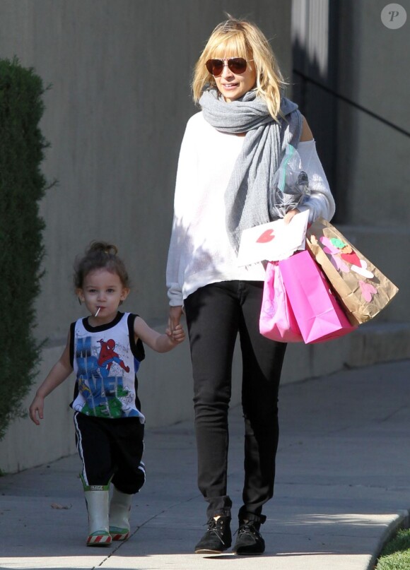 Nicole Richie a les bras chargés de cartes et de cadeaux de la Saint-Valentin que lui a offerts son fils Harlow. Los Angeles, le 14 février 2012.