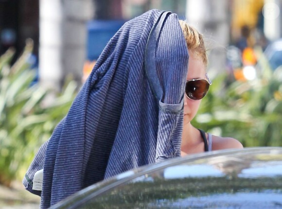 Nicole Richie quitte sa salle de gym et tente de se cacher derrière un sweater avant de monter dans sa voiture. Los Angeles, le 14 février 2012.