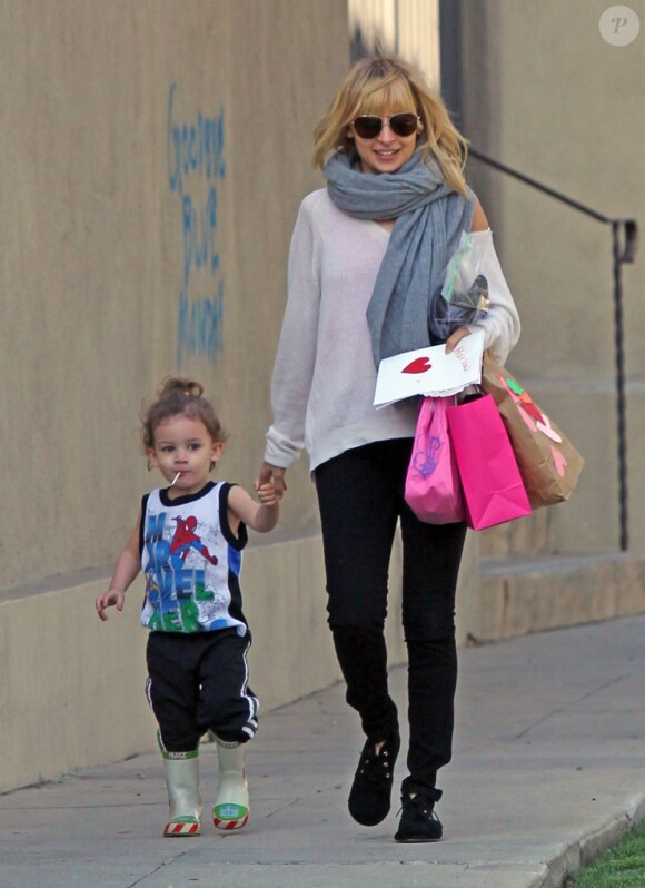 Nicole Richie et son fils Harlow sortent de l'école à Los Angeles, le 14 février 2012.