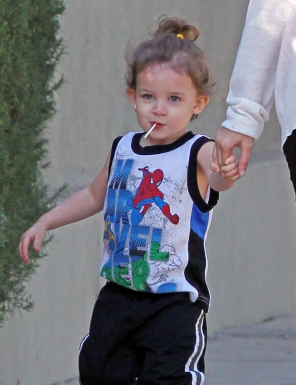 Harlow (deux ans) sort de l'école et tient sa mère Nicole Richie par la main. Los Angeles, le 14 février 2012.