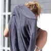 Nicole Richie se cache derrière un sweater rayé à Los Angeles, le 14 février 2012.