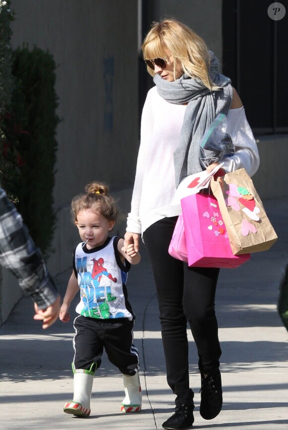 Nicole Richie et son fils Harlow sortent de l'école à Los Angeles, le 14 février 2012.