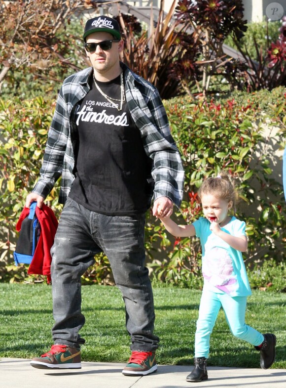 Joel Madden tient sa fille Harlow par la main. Il est allé la récupérer à la sortie de l'école. Los Angeles, le 14 février 2012.
