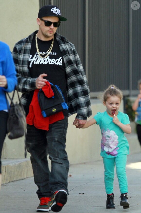 Joel Madden tient sa fille Harlow par la main. Il est allé la récupérer à la sortie de l'école. Los Angeles, le 14 février 2012.