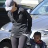 Sandra Bullock et son petit Louis, qui se cache derrière, le 16 février 2012 à Los Angeles
