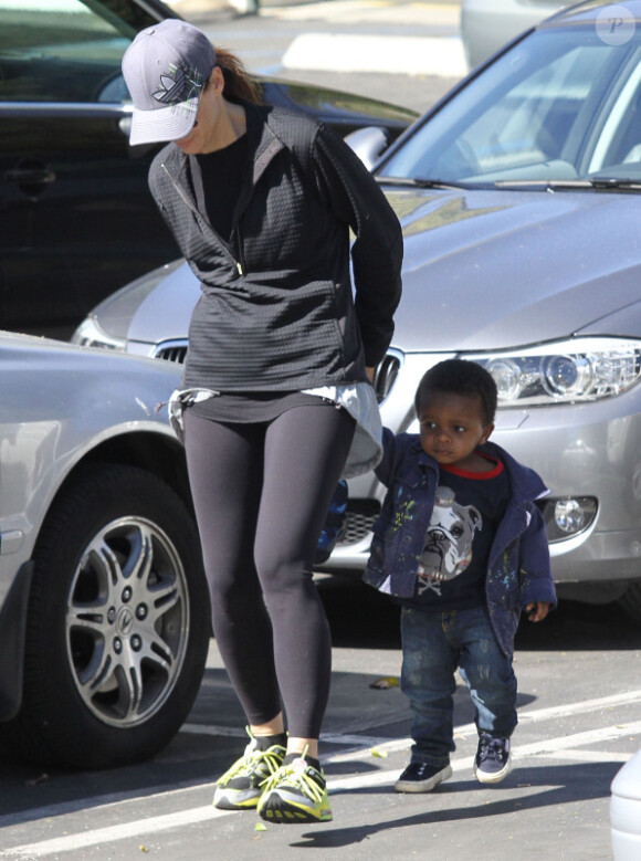 Sandra Bullock et son petit Louis, qui se cache derrière, le 16 février 2012 à Los Angeles