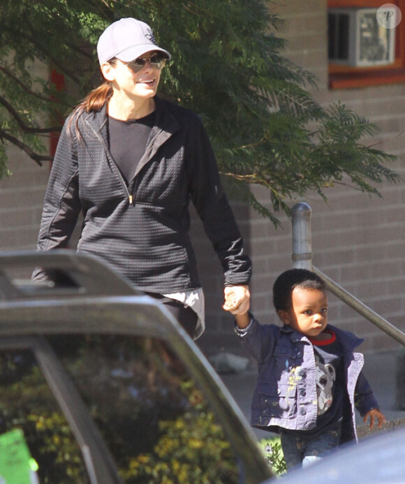 Sandra Bullock ravie avec son petit Louis, à la sortie de l'école, le 16 février 2012 à Los Angeles