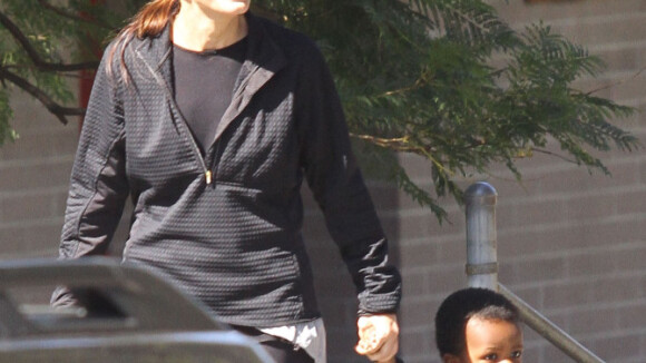 Sandra Bullock : Main dans la main avec son petit Louis, toujours aussi timide