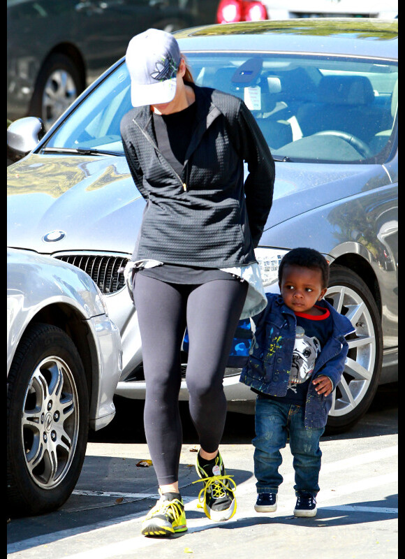 Sandra Bullock, tout sourire, et son petit Louis, à la sortie de l'école, le 16 février 2012 à Los Angeles