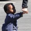 Sandra Bullock et son petit Louis, à la sortie de l'école, le 16 février 2012 à Los Angeles