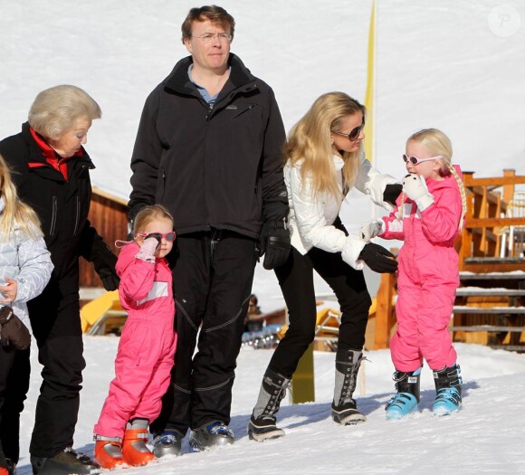 Le prince Friso d'Orange-Nassau, sa femme la princesse Mabel et leurs filles les comtesses Luana et Zaria en vacances dans la station autrichienne de Lech en février 2011. Le 17 février 2012, le prince Friso a été pris dans une avalanche et transporté en soins intensifs à Innsbruck.