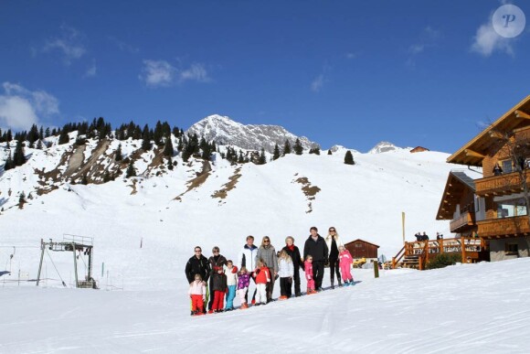 La famille royale des Pays-Bas en vacances dans la station autrichienne de Lech en février 2011. Le 17 février 2012, le prince Friso a été pris dans une avalanche et transporté en soins intensifs à Innsbruck.