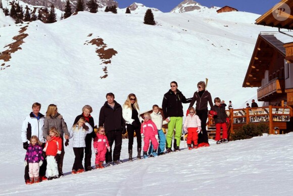 La famille royale des Pays-Bas en vacances dans la station autrichienne de Lech en février 2011. Le 17 février 2012, le prince Friso a été pris dans une avalanche et transporté en soins intensifs à Innsbruck.