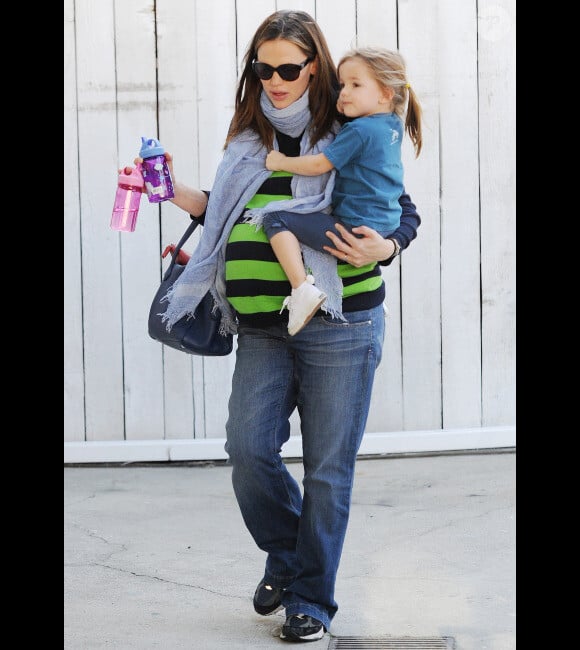 Jennifer Garner, enceinte, affiche un énorme ventre lorsqu'elle vient chercher sa petite Violet à son cours de karaté à Los Angeles le 17 février 2012