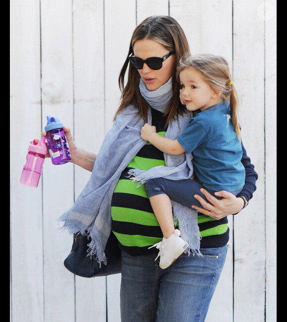 Jennifer Garner, très enceinte, porte son adorable Seraphina après être allée chercher sa petite Violet à son cours de karaté à Los Angeles le 17 février 2012
